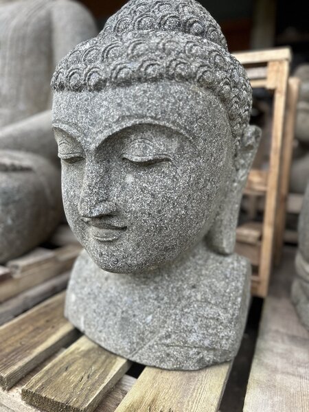Buddha hlava, tesaný