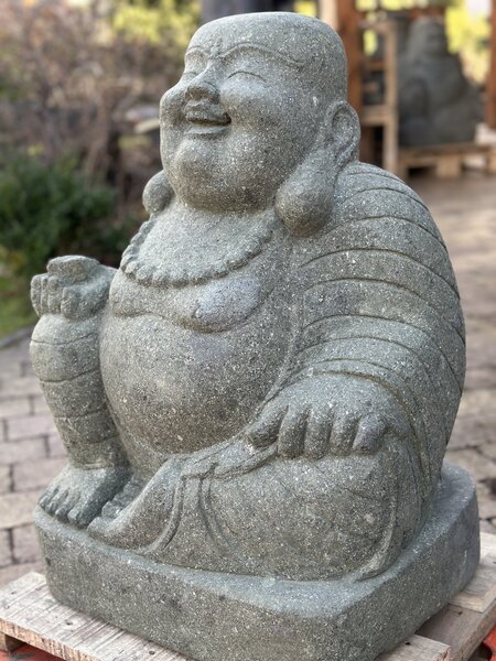 Socha šťastný Buddha Bodhidharma – ručně tesaná z vulkanického kamene, Bali (60 a 80 cm)