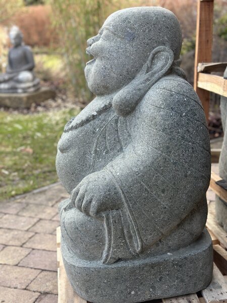 Socha šťastný Buddha Bodhidharma – ručně tesaná z vulkanického kamene, Bali (60 a 80 cm)