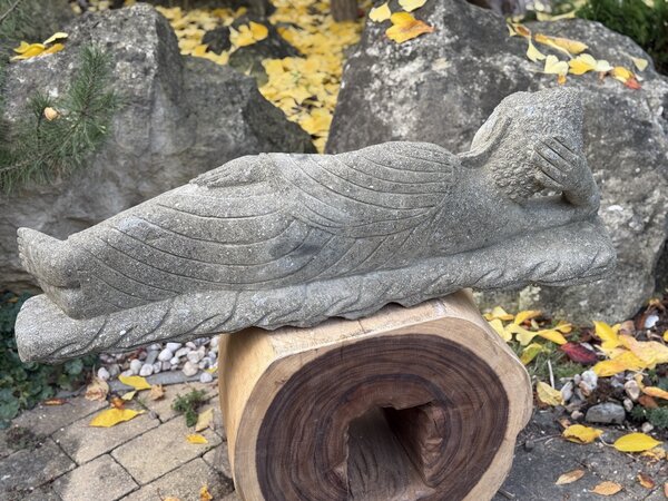 Ležící Buddha v mahasamadhi – ručně tesaná socha z vulkanického kamene, Bali