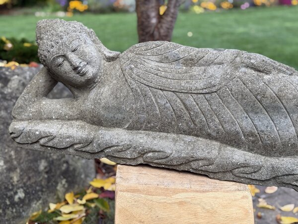 Ležící Buddha v mahasamadhi – ručně tesaná socha z vulkanického kamene, Bali