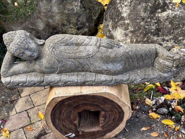 Ležící Buddha v mahasamadhi – ručně tesaná socha z vulkanického kamene, Bali