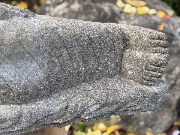 Ležící Buddha v mahasamadhi – ručně tesaná socha z vulkanického kamene, Bali