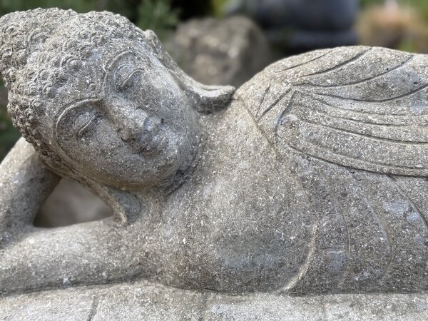 Ležící Buddha v mahasamadhi – ručně tesaná socha z vulkanického kamene, Bali
