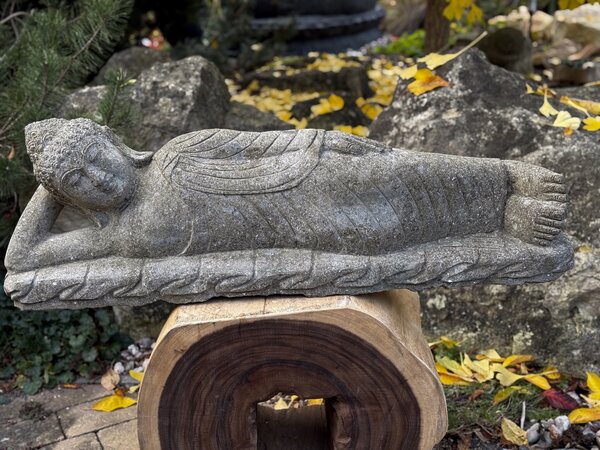 Ležící Buddha v mahasamadhi – ručně tesaná socha z vulkanického kamene, Bali