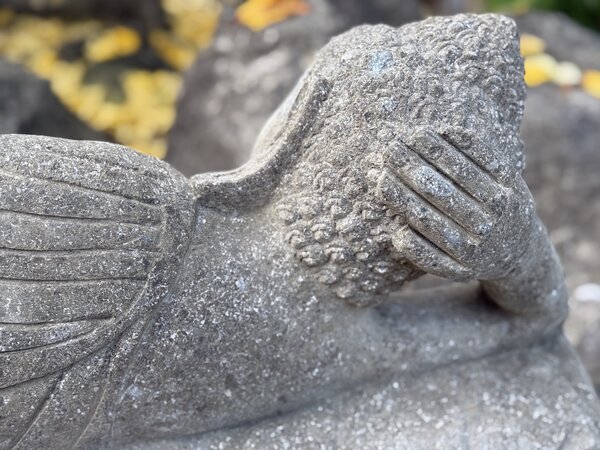 Ležící Buddha v mahasamadhi – ručně tesaná socha z vulkanického kamene, Bali