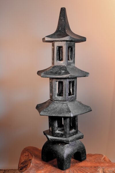 Štíhlá zahradní lampa Pagoda 101 cm