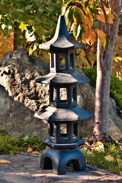 Štíhlá zahradní lampa Pagoda 101 cm