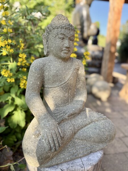 Buddha z lávového kamene – 40 cm, ručně tesaný na Jávě