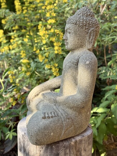 Buddha z lávového kamene – 40 cm, ručně tesaný na Jávě