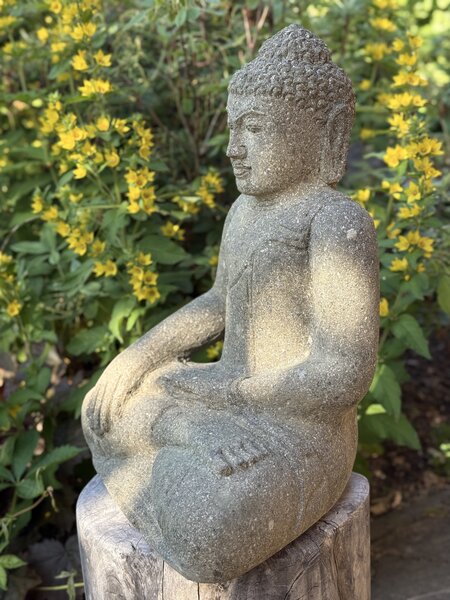 Buddha z lávového kamene – 40 cm, ručně tesaný na Jávě