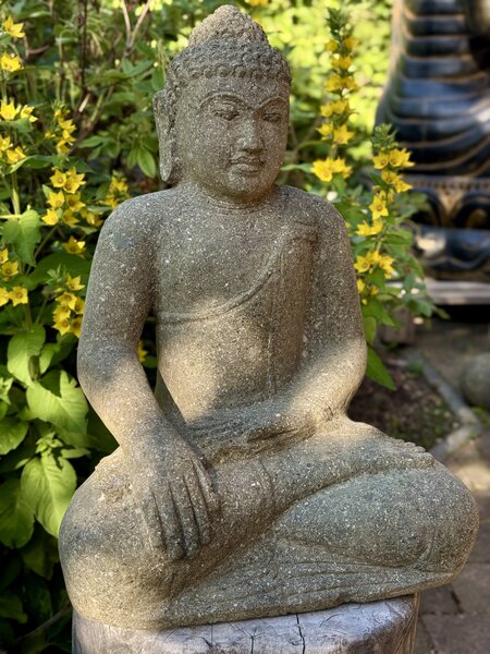 Buddha z lávového kamene – 40 cm, ručně tesaný na Jávě