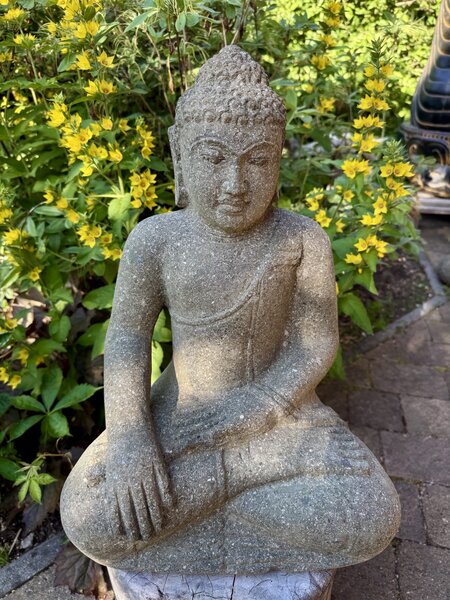 Buddha z lávového kamene – 40 cm, ručně tesaný na Jávě