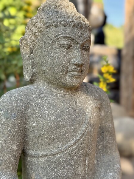 Buddha z lávového kamene – 40 cm, ručně tesaný na Jávě