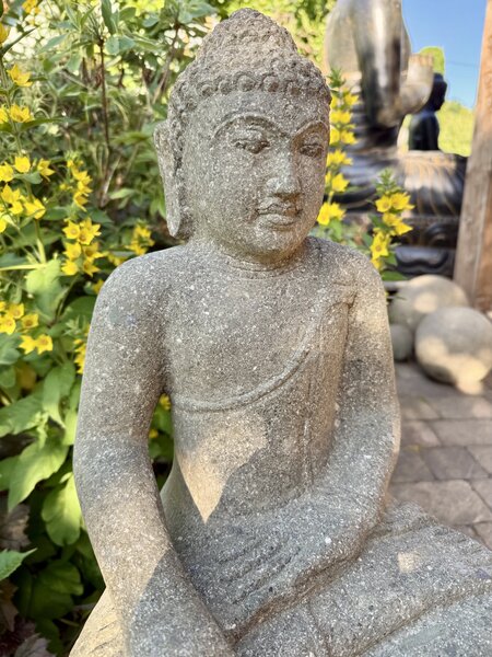 Buddha z lávového kamene – 40 cm, ručně tesaný na Jávě