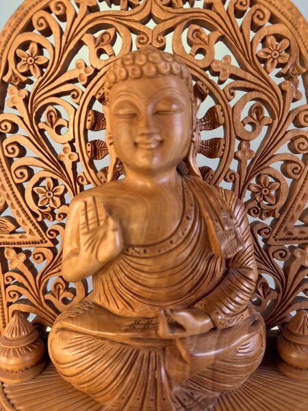 Indický sedící Buddha z tropického dřeva