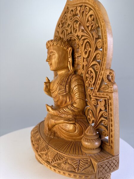 Indický sedící Buddha z tropického dřeva