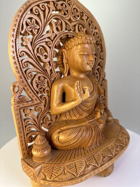 Indický sedící Buddha z tropického dřeva