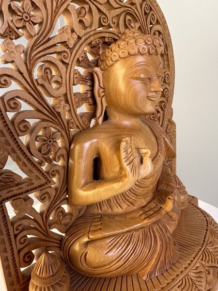 Indický sedící Buddha z tropického dřeva