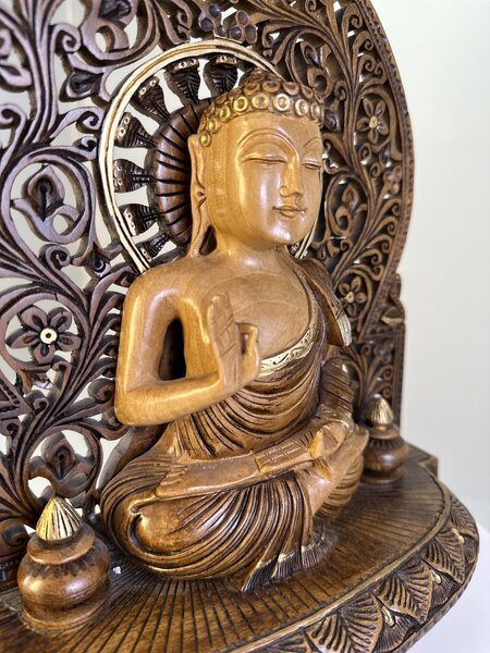 Indický Buddha z tropického dřeva