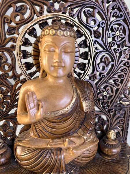 Indický Buddha z tropického dřeva