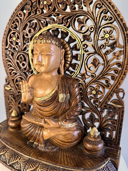 Indický Buddha z tropického dřeva