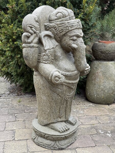 Stojící socha Ganéši z lávy – 80 cm, ručně tesaná na Bali