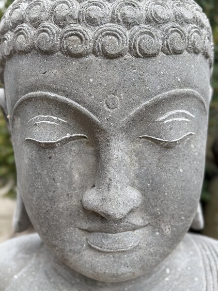 Ručně tesaná hlava Buddha z říčního kamene – 80 cm