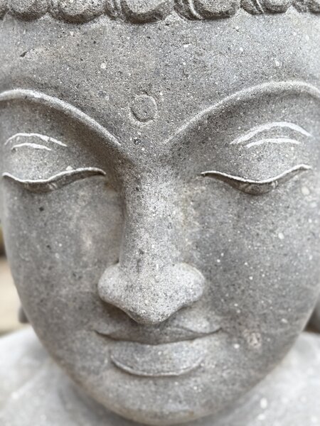 Ručně tesaná hlava Buddha z říčního kamene – 80 cm