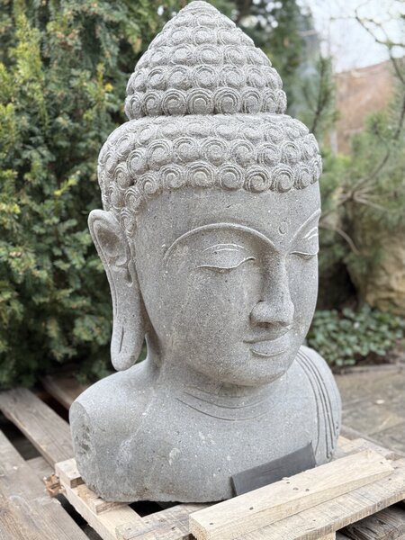 Ručně tesaná hlava Buddha z říčního kamene – 80 cm