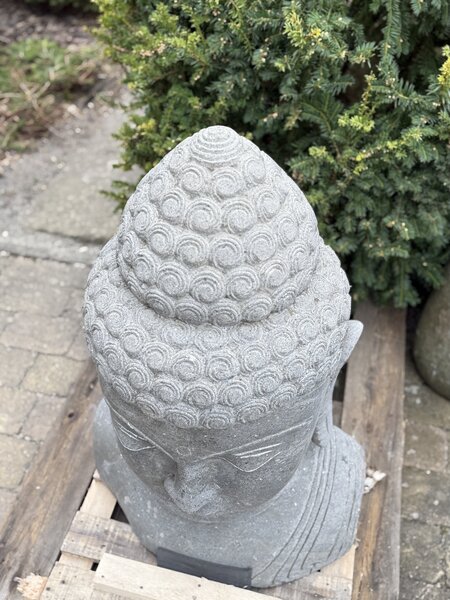 Ručně tesaná hlava Buddha z říčního kamene – 80 cm