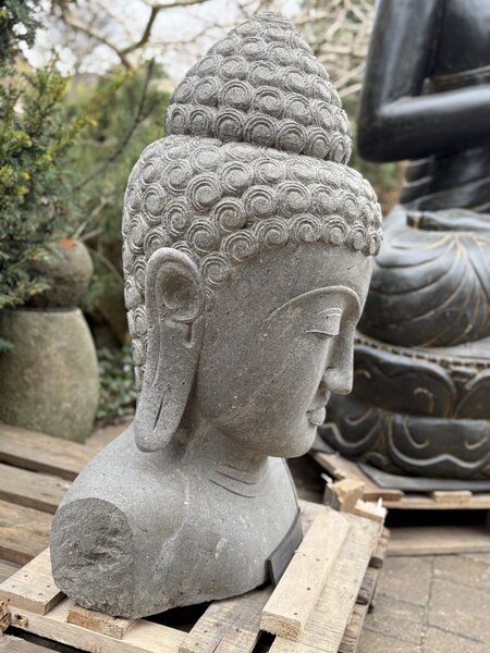 Ručně tesaná hlava Buddha z říčního kamene – 80 cm