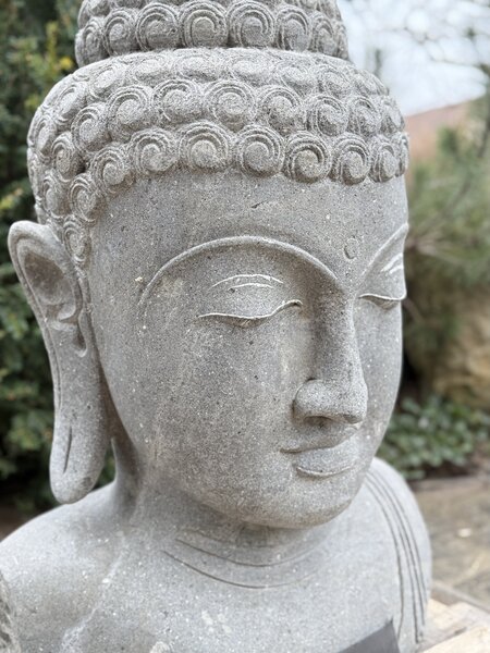 Ručně tesaná hlava Buddha z říčního kamene – 80 cm