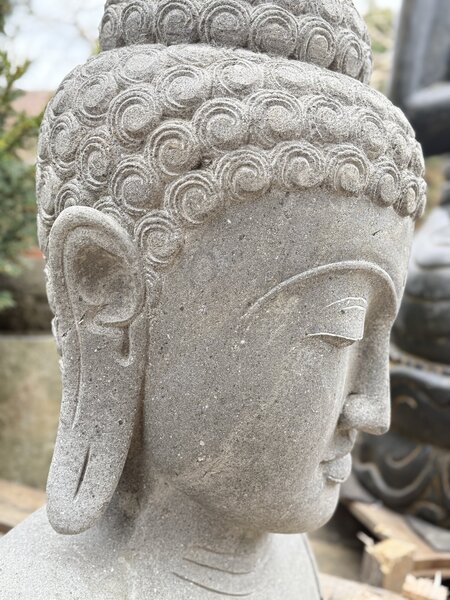 Ručně tesaná hlava Buddha z říčního kamene – 80 cm