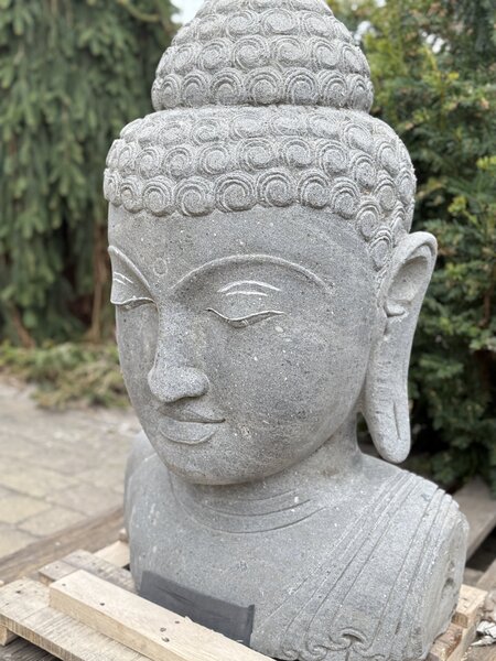 Ručně tesaná hlava Buddha z říčního kamene – 80 cm