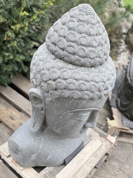 Ručně tesaná hlava Buddha z říčního kamene – 80 cm