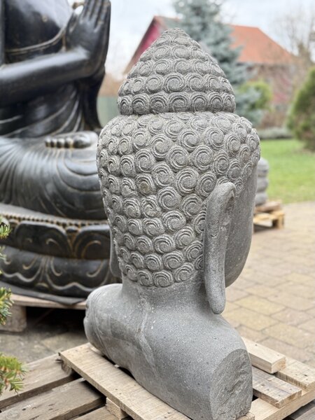 Ručně tesaná hlava Buddha z říčního kamene – 80 cm