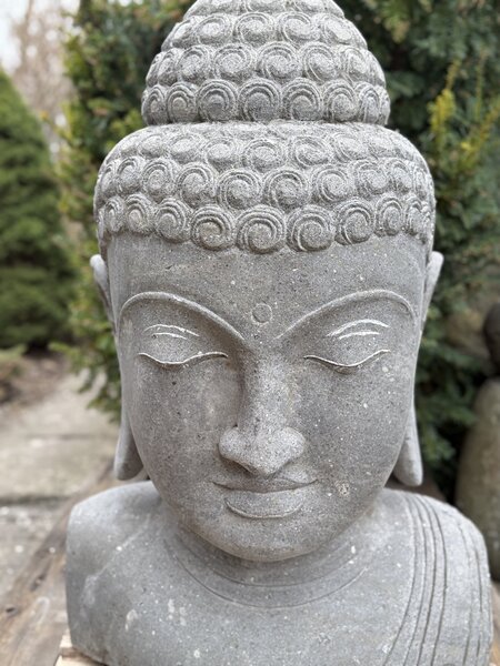 Ručně tesaná hlava Buddha z říčního kamene – 80 cm