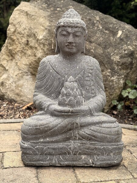 Buddha z říčního kamene s lotosovým pupenem – 60 cm