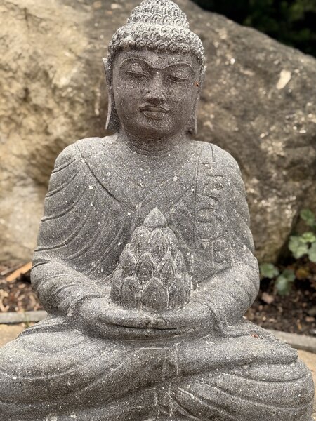 Buddha z říčního kamene s lotosovým pupenem – 60 cm