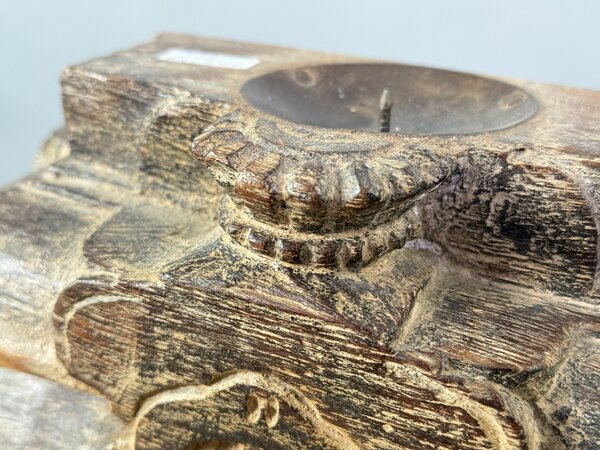 Svícen z historického indického dřeva s řezbou 23 cm
