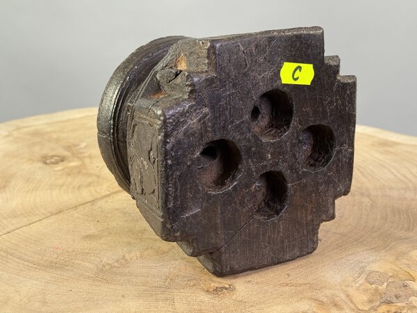 Masivní indický svícen z historického dřeva – ruční řezba, Ø13 cm