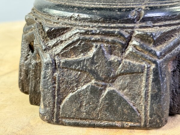 Masivní indický svícen z historického dřeva – ruční řezba, Ø13 cm