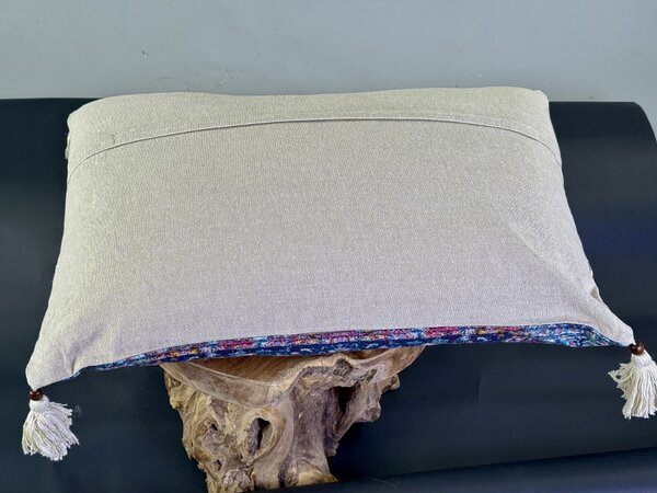 Tkaný dekorační polštář z Indie se střapci 56×36 cm