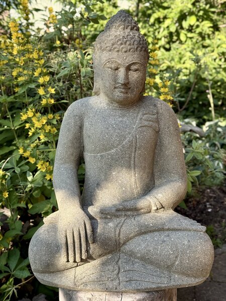 Buddha z lávového kamene – 60 cm, ručně tesaný na Jávě