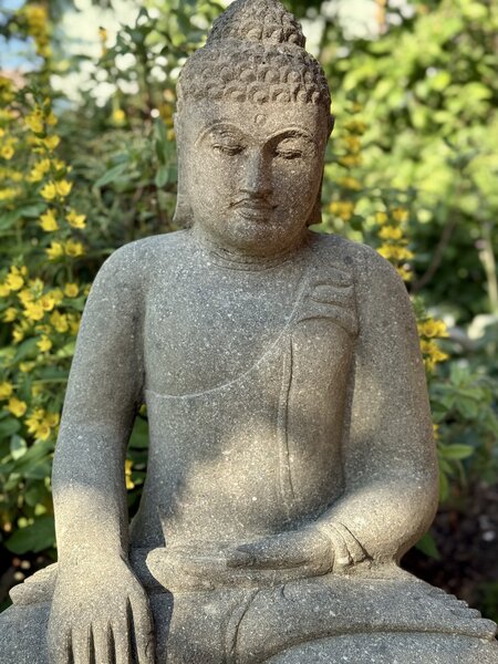 Buddha z lávového kamene – 60 cm, ručně tesaný na Jávě