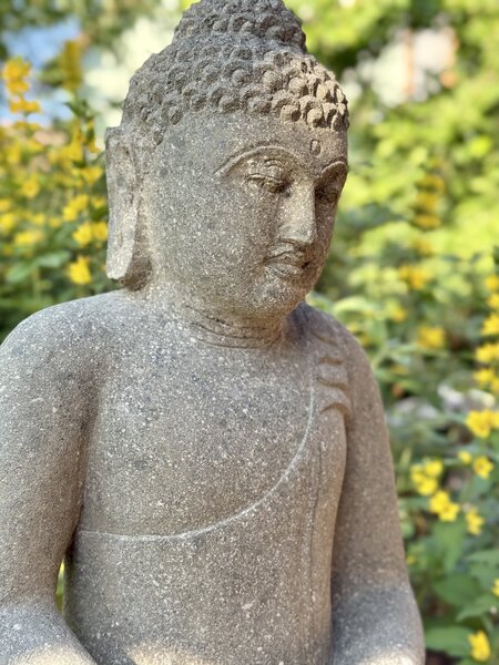 Buddha z lávového kamene – 60 cm, ručně tesaný na Jávě