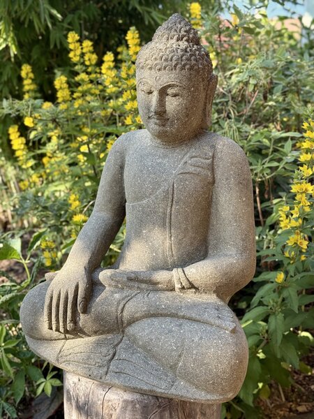 Buddha z lávového kamene – 60 cm, ručně tesaný na Jávě