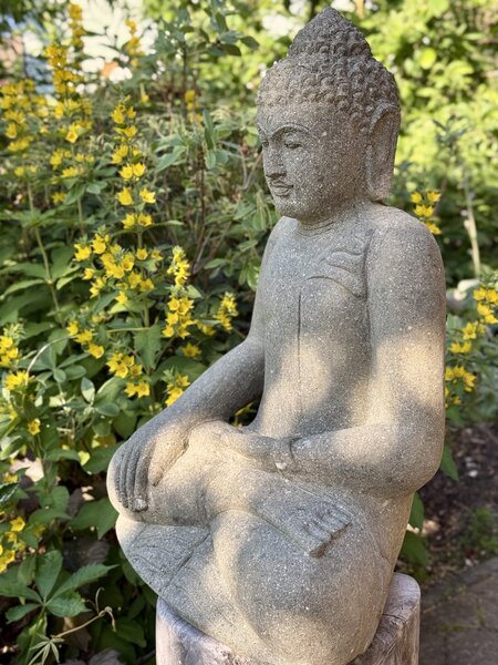 Buddha z lávového kamene – 60 cm, ručně tesaný na Jávě