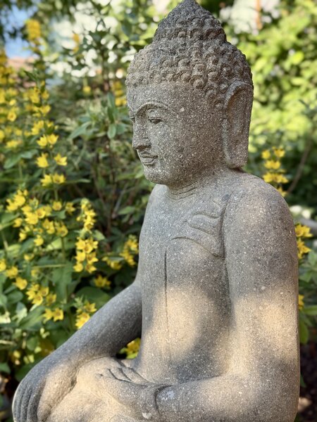 Buddha z lávového kamene – 60 cm, ručně tesaný na Jávě